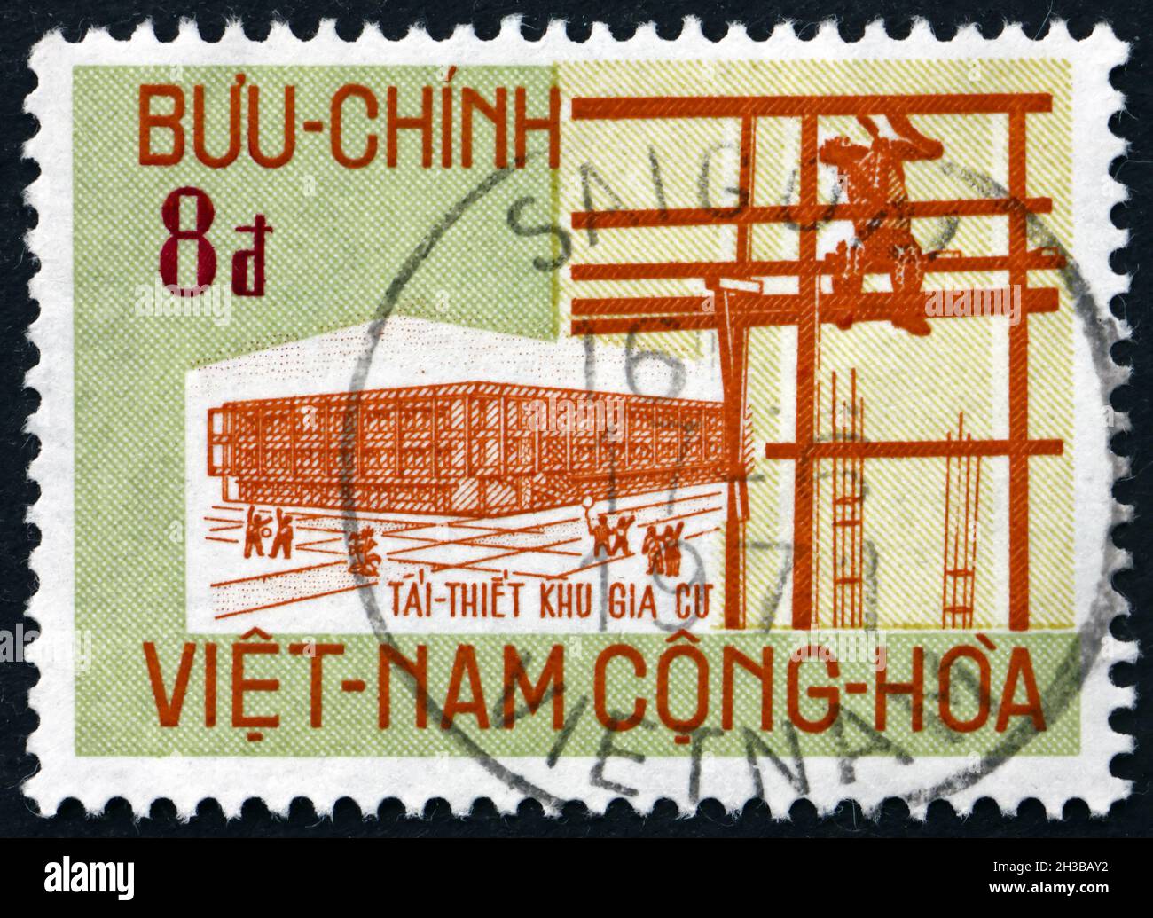 VIETNAM - VERS 1970: Un timbre imprimé au Vietnam montre un nouveau bâtiment et un échafaudage, reconstruction après 1968 Tet offensive, vers 1970 Banque D'Images