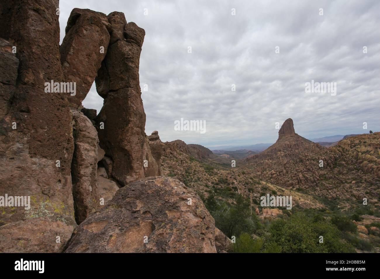 Le sentier de Peralta Canyon - une randonnée dans les montagnes de Superstition de l'ouest de l'Arizona Banque D'Images