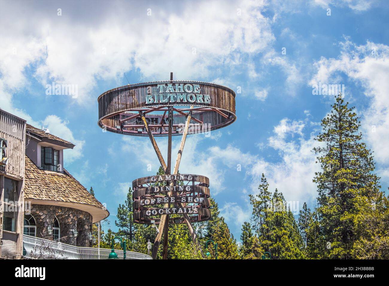 2021 06 01 Lake Tahoe California USA Tahoe Biltmore panneau devant le bâtiment et les arbres - Gaming Dining Coffee Shop cocktails. Banque D'Images
