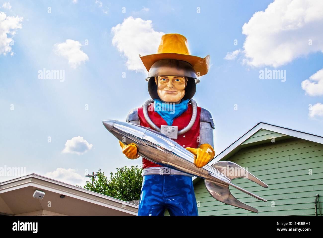 07 23 2021 Tulsa OK Buck Atom statue avec chapeau de cowboy et roquette attraction roquette Banque D'Images