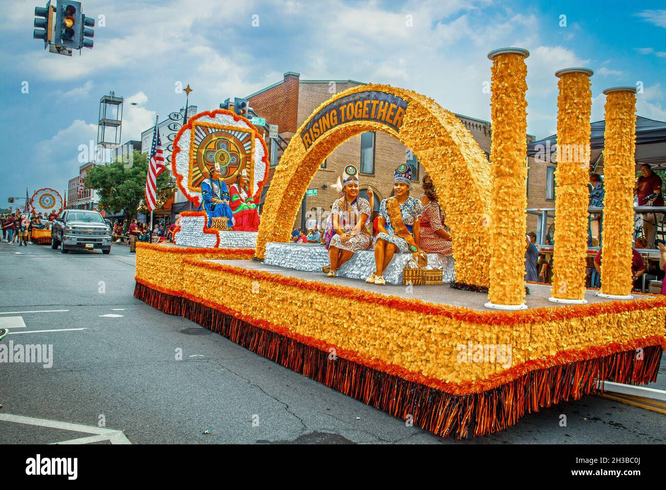 2019 08 31 Tahlequah OK les Indiens Cherokee flottent dans la parade de la rue principale avec des prix indiens et se levant ensemble signe Banque D'Images