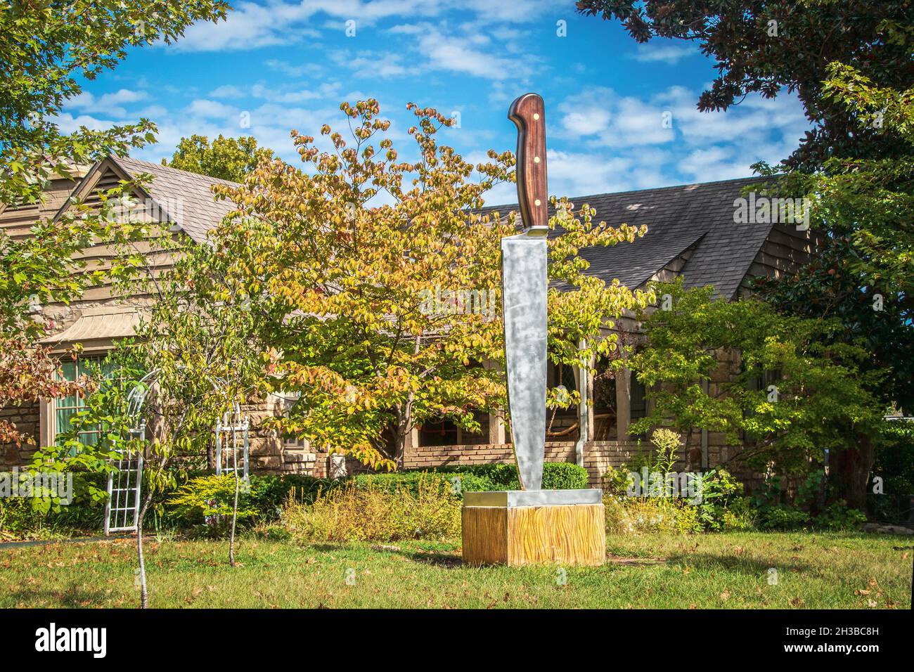 2021 10 15 Tulsa USA le propriétaire du restaurant local de Tulsa érige une sculpture géante de couteau dans la cour avant de la maison beaucoup aux voisins de détresse - automne jour dans m feuilles Banque D'Images