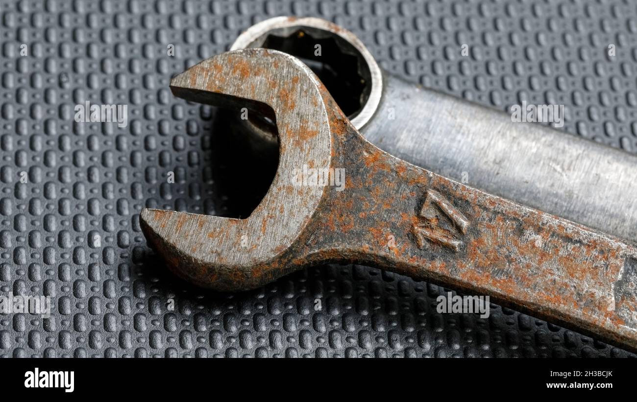 Les anciennes clés sont toujours utiles.Il s'agit d'outils de base pour le serrage et le desserrage à la main de divers raccords à vis. Banque D'Images