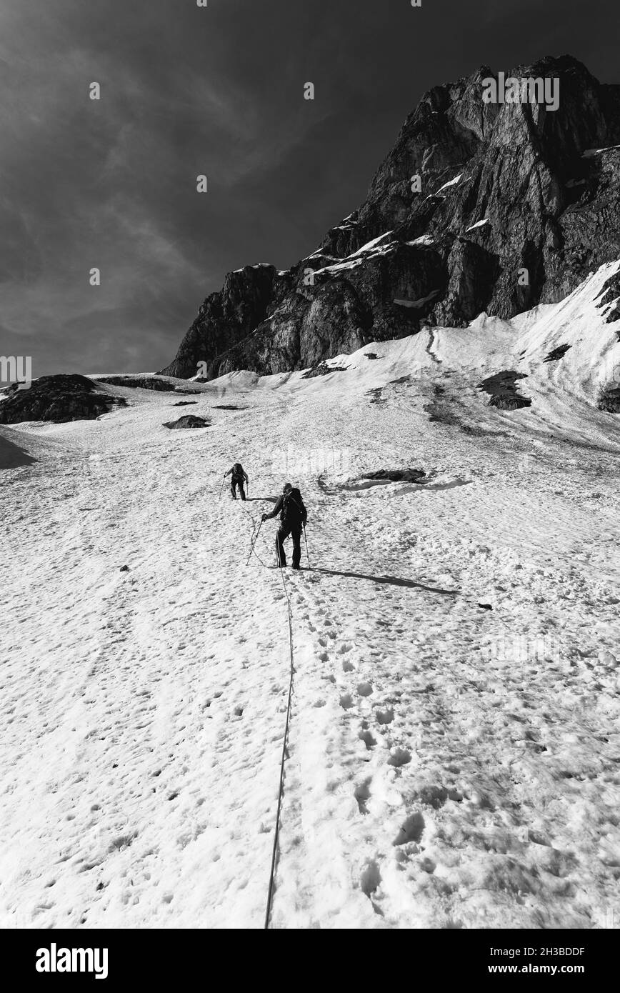 Homme marchant sur un glacier Banque D'Images