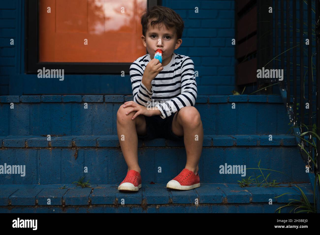 Jeune garçon avec popsicle sur le panneau avant Banque D'Images
