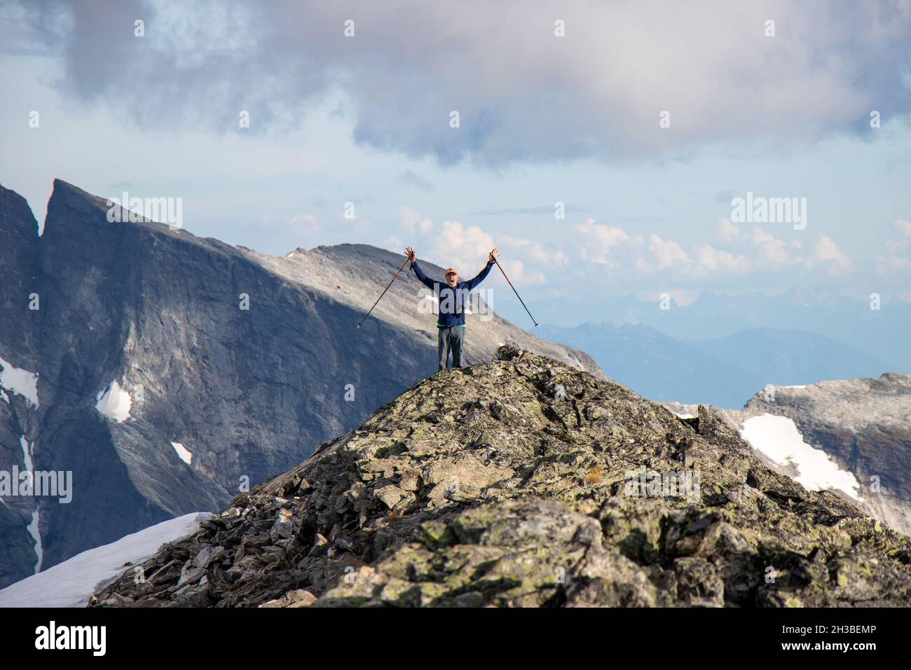 Un randonneur d'âge moyen célèbre son ascension au sommet Banque D'Images