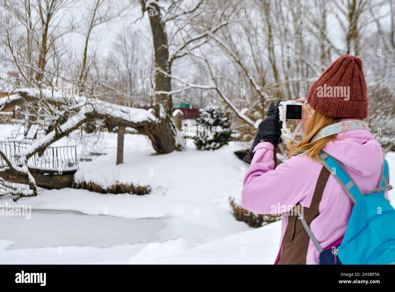 Vue d'une femme prenant des photos de la nature hivernale Banque D'Images