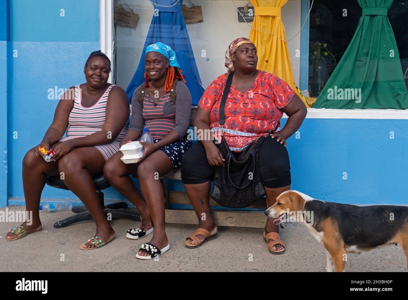 Des femmes noires locales posant dans la ville de Clifton sur Union Island, une partie de la nation de Saint-Vincent-et-les Grenadines dans la mer des Caraïbes Banque D'Images