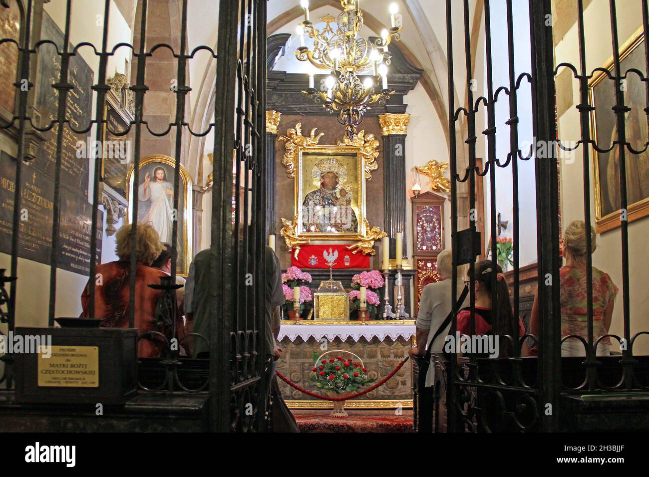 CRACOVIE, POLOGNE - 29 AVRIL 2012 : Chapelle de la Madonna noire de Czestochowa dans la basilique Sainte Marie. Banque D'Images