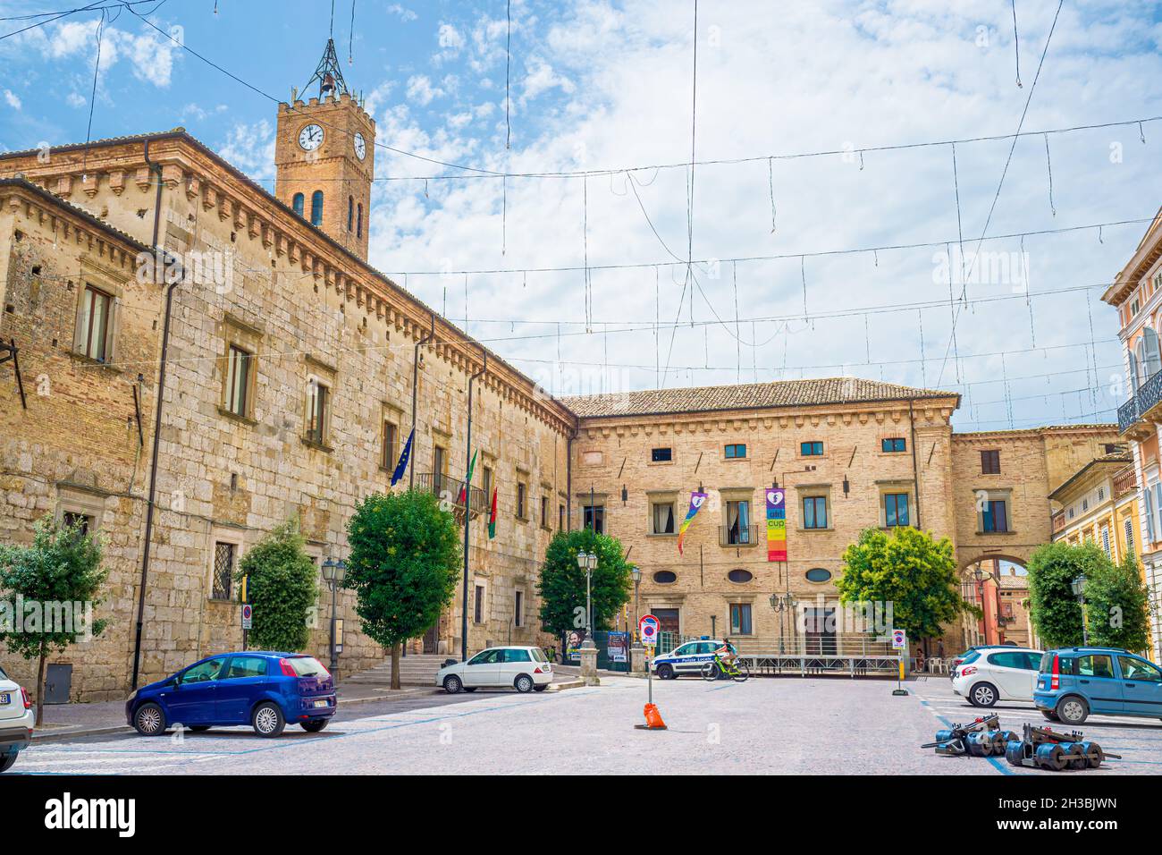 Place dans la vieille ville d'Atri, perle médiévale près de Teramo Abruzzo Italie Banque D'Images