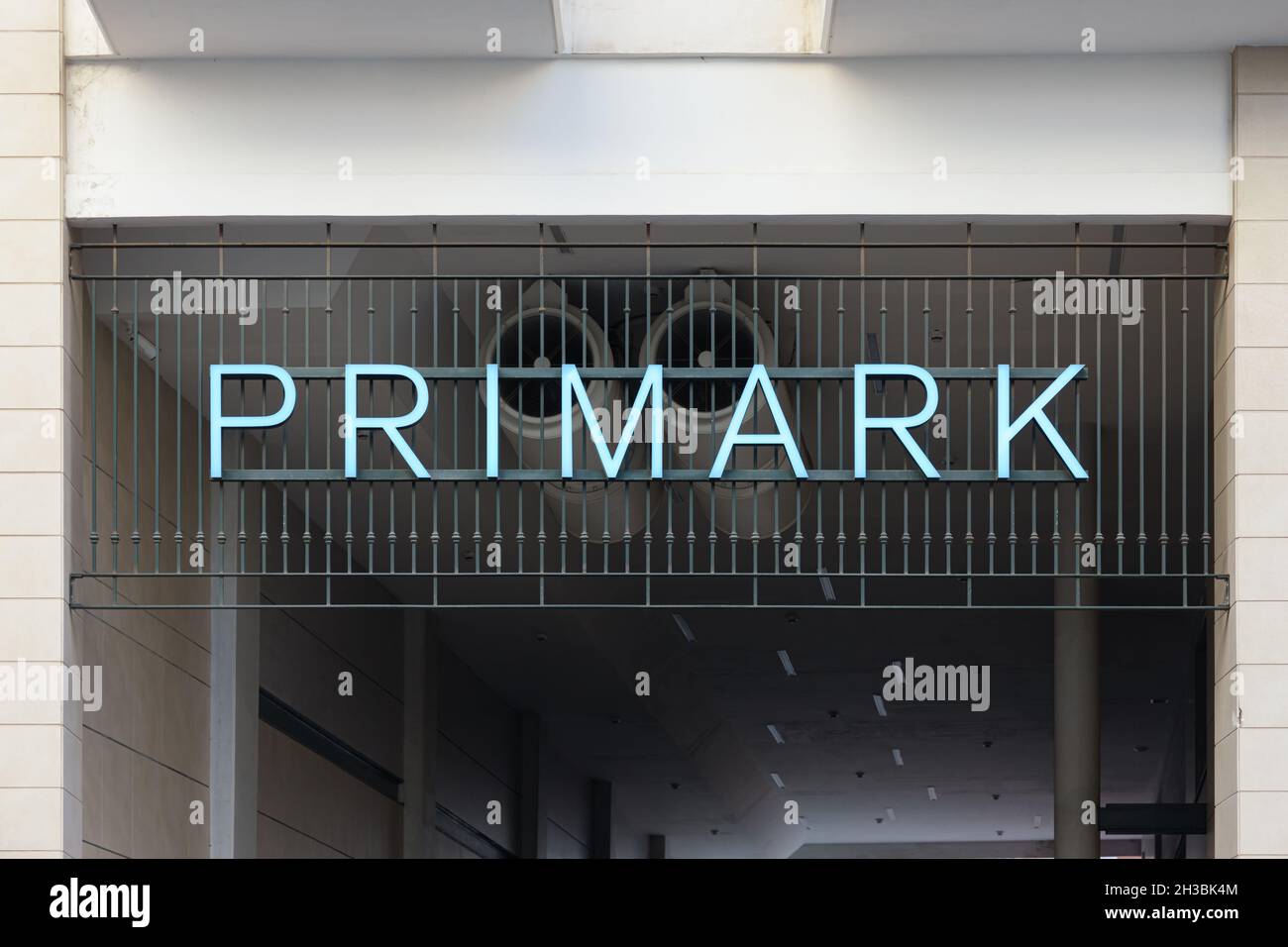 VALENCIA, ESPAGNE - 26 OCTOBRE 2021 : Primark est un détaillant de mode rapide irlandais qui a des activités en Europe et aux États-Unis Banque D'Images