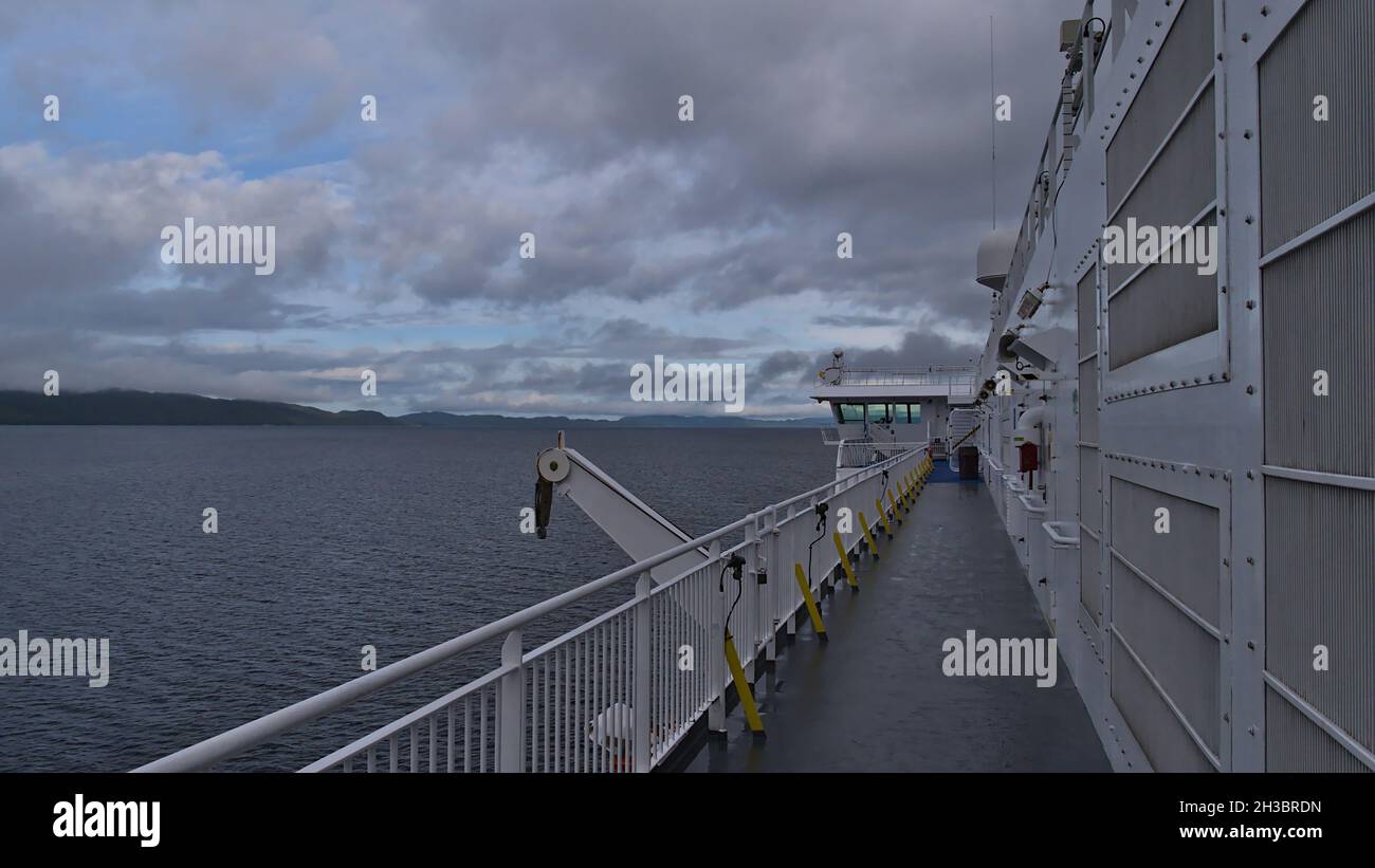 BC Ferries navire MV expédition du Nord passant par l'île Calvert le jour nuageux en automne avec pont vide et garde-corps en métal. Banque D'Images