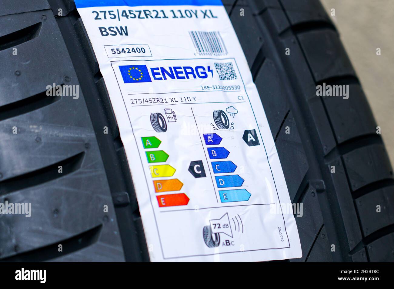 Nouvel étiquetage des pneus de l'UE à partir de mai 2021 avec des informations sur le niveau de bruit, la distance de freinage sur route mouillée et le rendement énergétique Banque D'Images