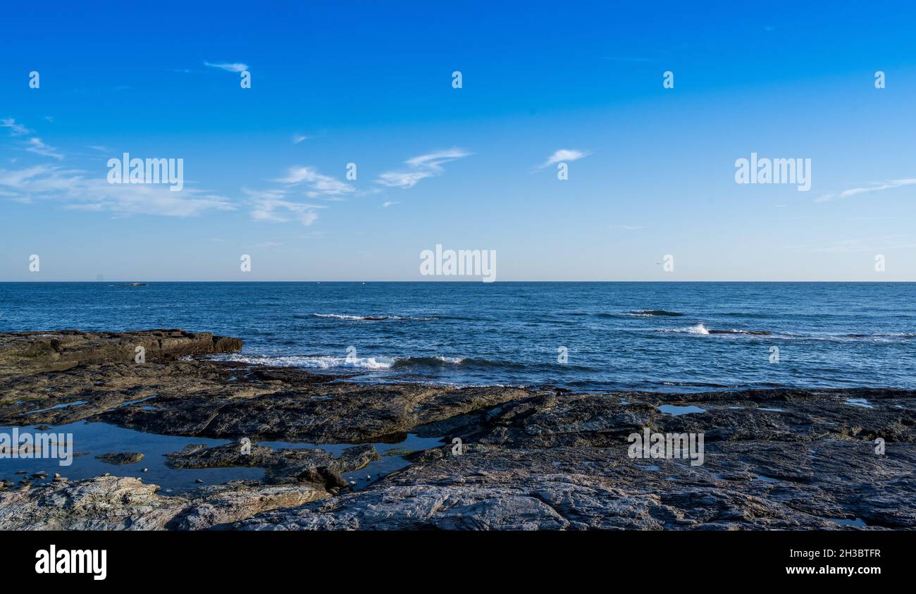 Une photo grand angle avec vue sur la mer depuis la côte de Newport Rhode Island Banque D'Images