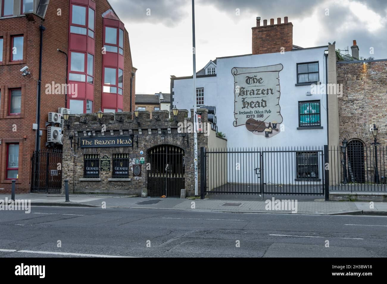 DUB, IRLANDE - 04 avril 2021 : une vue sur la tête d'airain, l'un des plus anciens pubs de Dublin, Irlande Banque D'Images