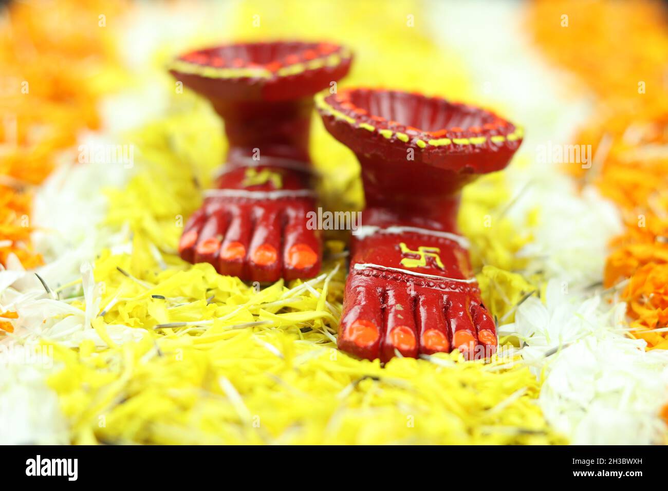 Déesse hindoue les pieds sacrés peints en rouge appelé Laxmi Charan avec une posture de marche profonde sur Marigold Flower Rangoli.Shubh Deepawali et Laxmi Pooja le Banque D'Images