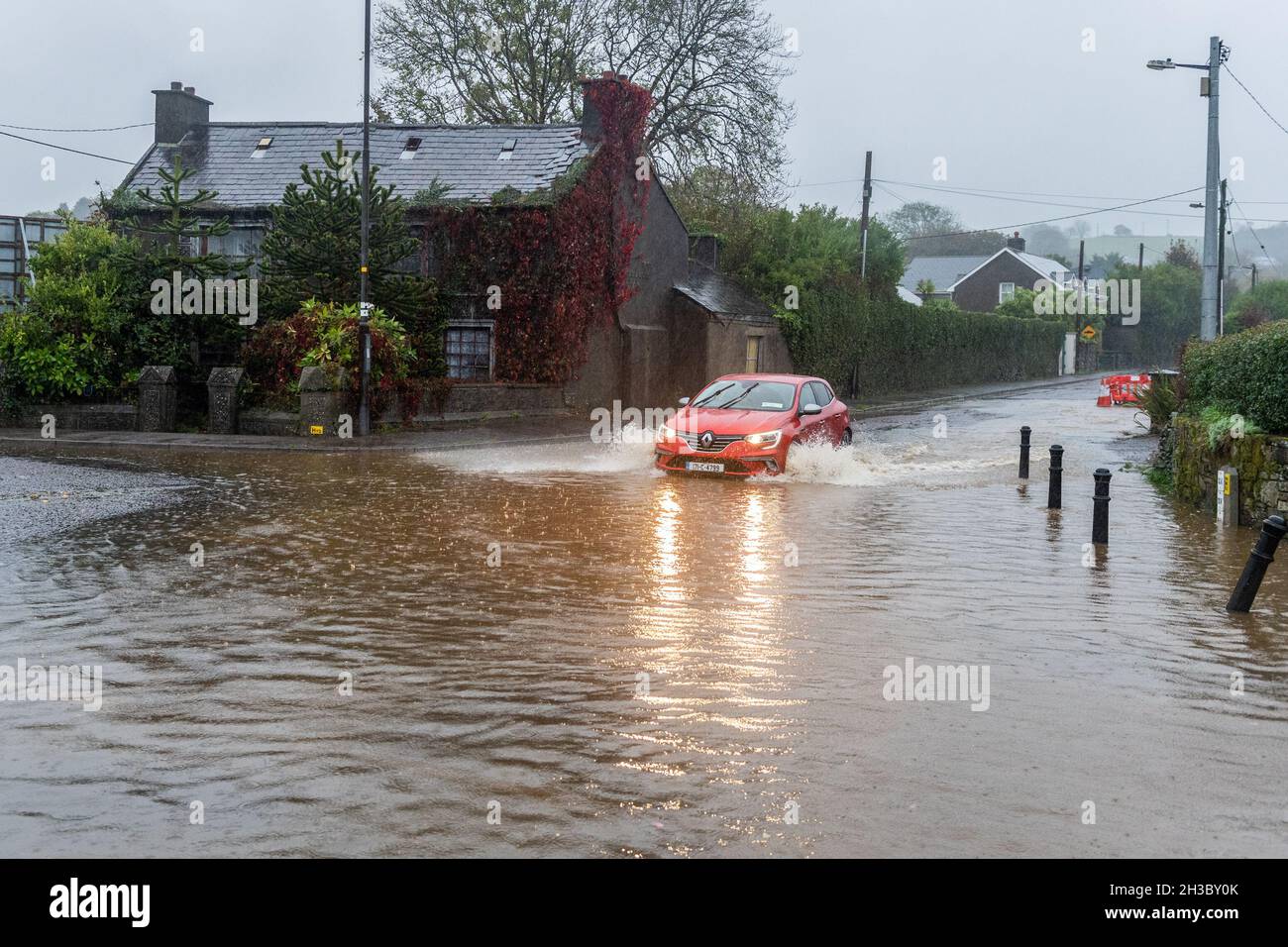 Clonakilty, West Cork, Irlande.27 octobre 2021.Après une journée de fortes pluies torrentielles, les routes du rond-point N71 à Clonakilty ont inondé ce soir.Les cars ont négocié lentement les eaux d'inondation jusqu'à ce qu'une équipe d'ouvriers arrive pour tenter de dissiper l'eau.Crédit : AG News/Alay Live News Banque D'Images