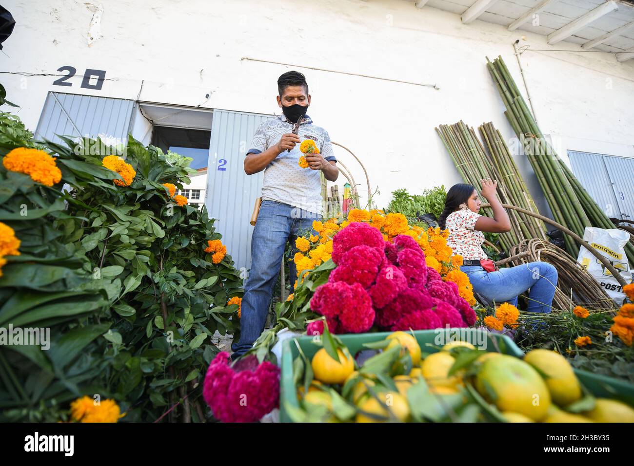 27 octobre 2021 : les vendeurs du marché de la ville de Xalapa préparent la vente des fleurs marigmées traditionnelles, des bonbons et des crânes en chocolat pour la préparation des autels des morts.Cette tradition est célébrée au Mexique et dans certains pays de Centroamerica du 28 octobre au 2 novembre.(Credit image: © Hector Adolfo Quintanar Perez/ZUMA Press Wire) Banque D'Images