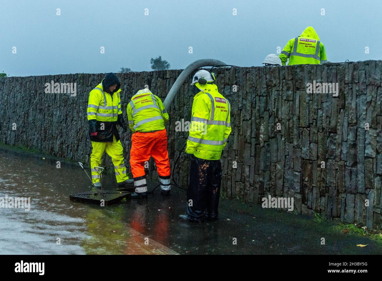 Clonakilty, West Cork, Irlande.27 octobre 2021.Après une journée de fortes pluies torrentielles, les routes du rond-point N71 à Clonakilty ont inondé ce soir.Les cars ont négocié lentement les eaux d'inondation jusqu'à ce qu'une équipe d'ouvriers arrive pour tenter de dissiper l'eau.Crédit : AG News/Alay Live News Banque D'Images