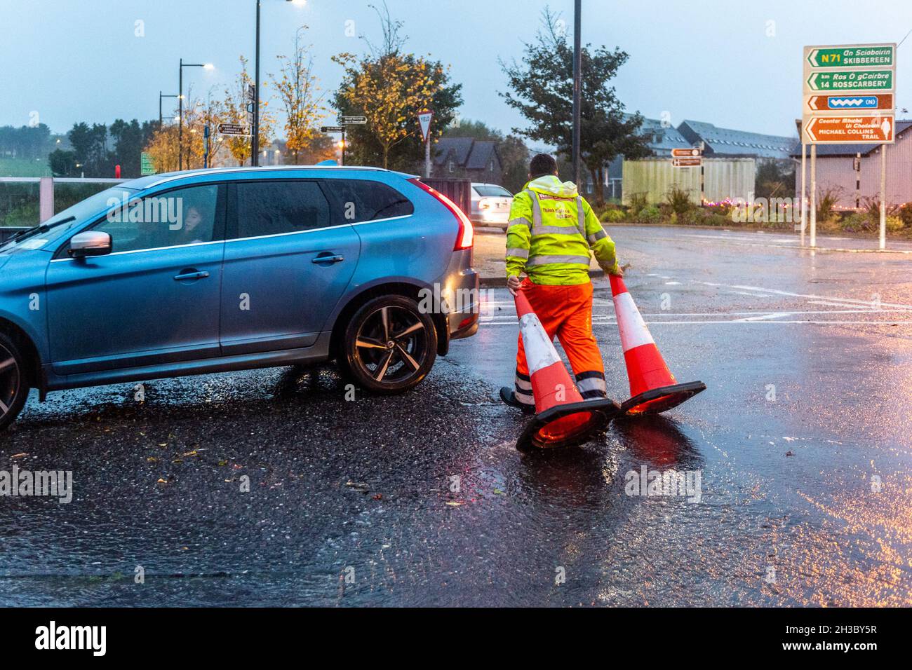 Clonakilty, West Cork, Irlande.27 octobre 2021.Après une journée de fortes pluies torrentielles, les routes du rond-point N71 à Clonakilty ont inondé ce soir.Les cars ont négocié lentement les eaux d'inondation jusqu'à ce qu'une équipe d'ouvriers arrive pour tenter de dissiper l'eau.Crédit : AG News/Alay Live News Banque D'Images