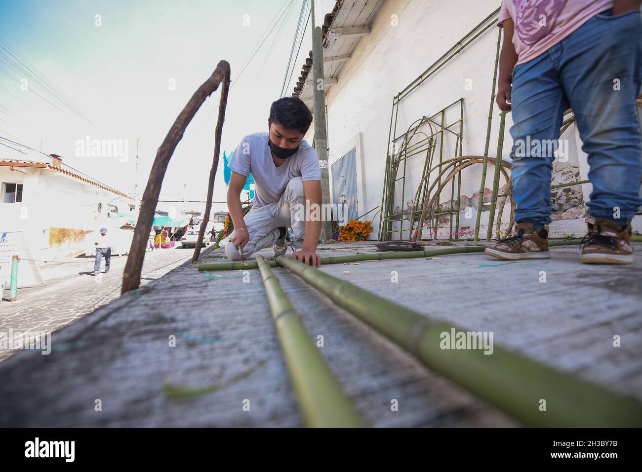27 octobre 2021 : les vendeurs du marché de la ville de Xalapa préparent la vente des fleurs marigmées traditionnelles, des bonbons et des crânes en chocolat pour la préparation des autels des morts.Cette tradition est célébrée au Mexique et dans certains pays de Centroamerica du 28 octobre au 2 novembre.(Credit image: © Hector Adolfo Quintanar Perez/ZUMA Press Wire) Banque D'Images