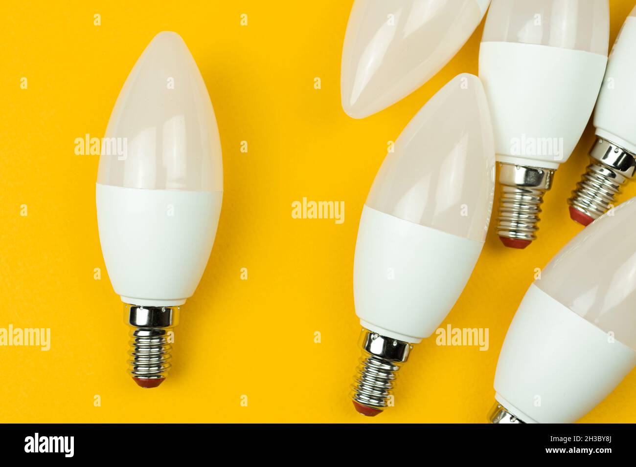 Ampoules LED à économie d'énergie, fond jaune.Concept d'ampoule économique  et écologique.Plan à plat, vue de dessus, photo d'espace de copie Photo  Stock - Alamy