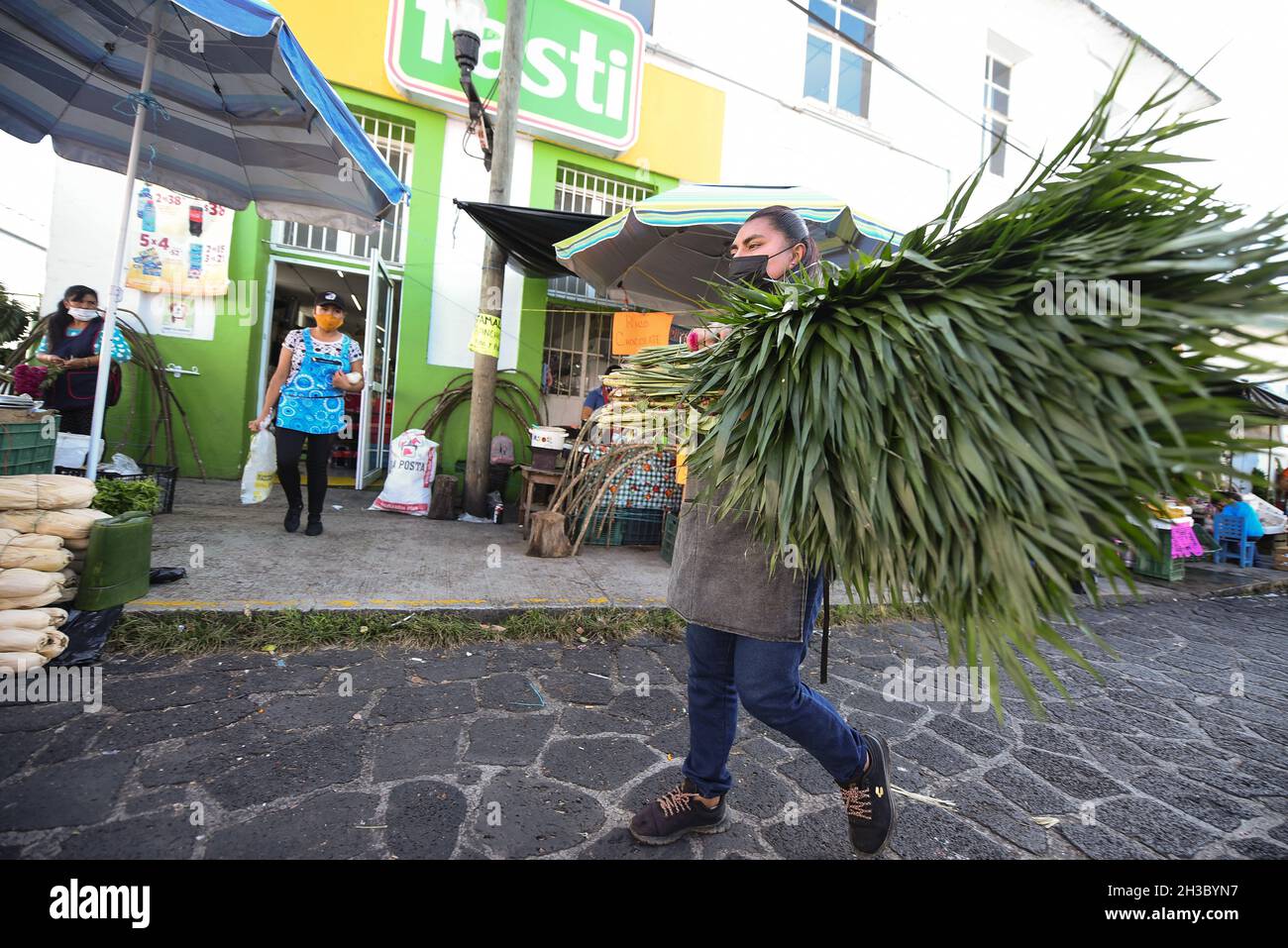 27 octobre 2021 : les vendeurs du marché de la ville de Xalapa préparent la vente des fleurs marigmées traditionnelles, des bonbons et des crânes en chocolat pour la préparation des autels des morts.Cette tradition est célébrée au Mexique et dans certains pays de Centroamerica du 28 octobre au 2 novembre.(Credit image: © Hector Adolfo Quintanar Perez/ZUMA Press Wire) Banque D'Images