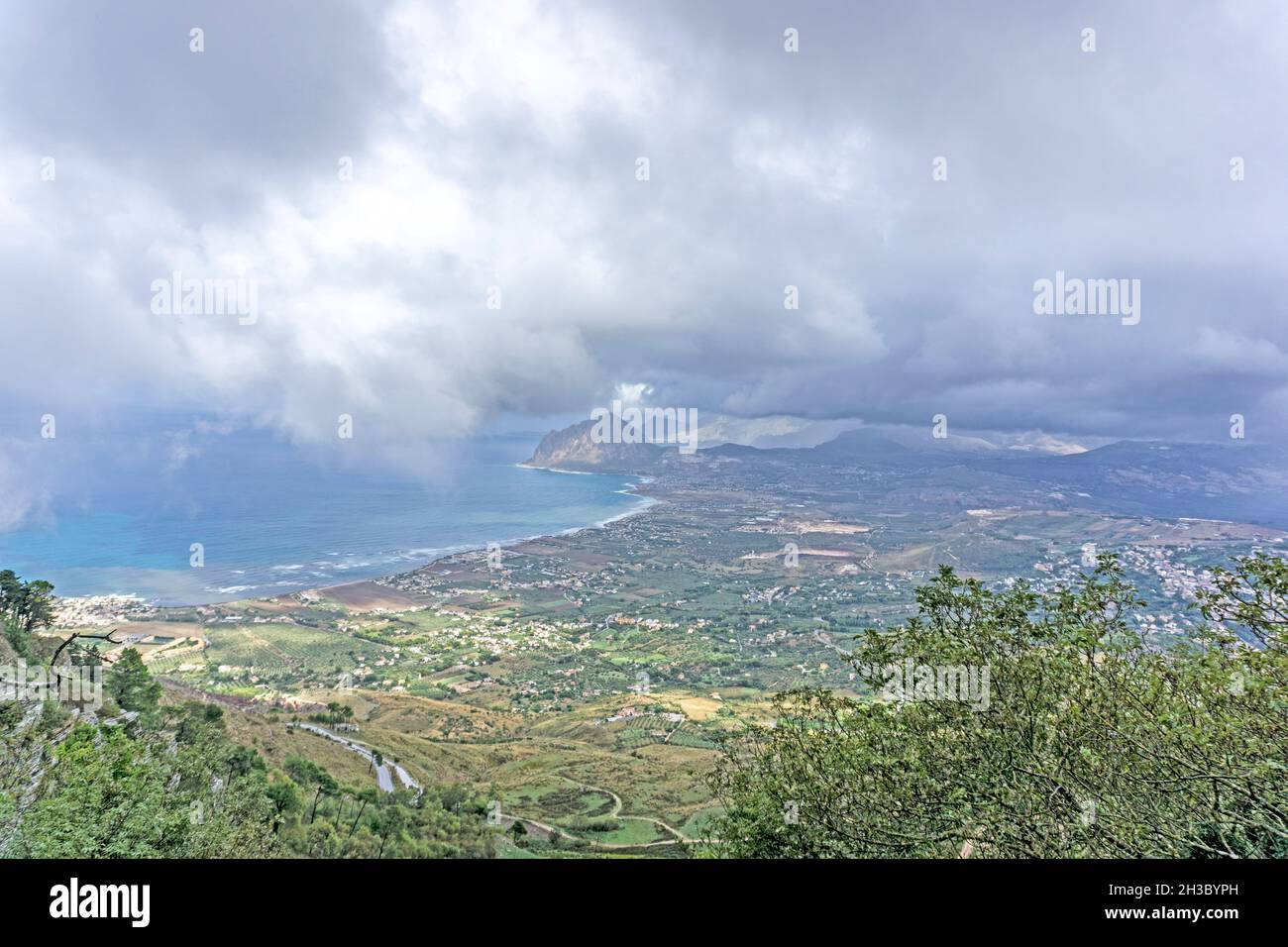 Les nuages qui se roulent au-dessus de la région montagneuse d'Erice en Sicile, en Italie, on dit souvent que la région a son propre nuage personnel. Banque D'Images