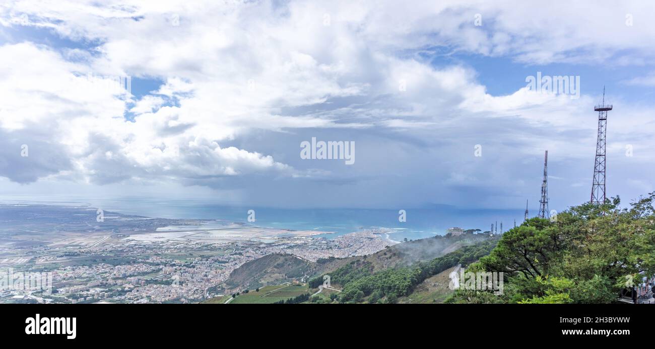 La vue panoramique depuis le sommet du Mont Erice de la ville de Trapani en Sicile, en Italie et sur la côte méditerranéenne. Banque D'Images