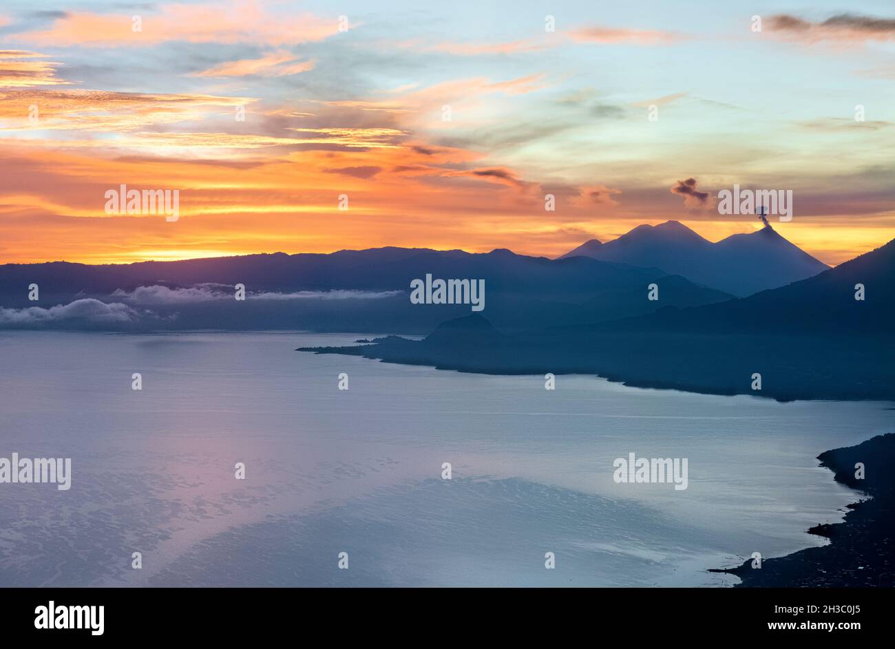 Lever du soleil au-dessus du lac Atitlan et de Fuego, volcan, Lago Atitlan, Guatemala Banque D'Images