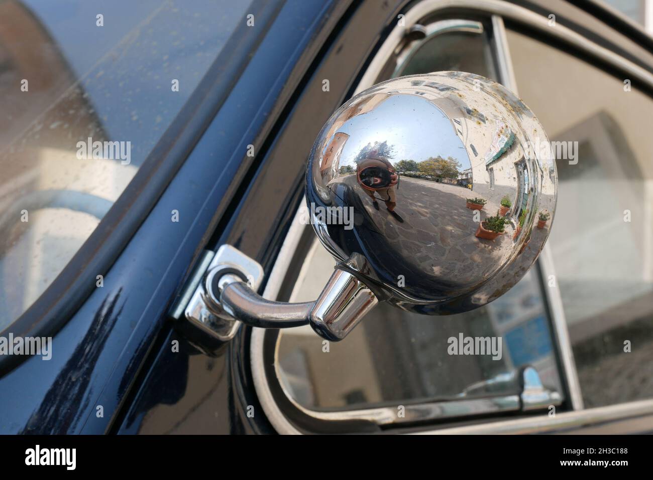 Gros plan d'un miroir métallique de voiture Banque D'Images