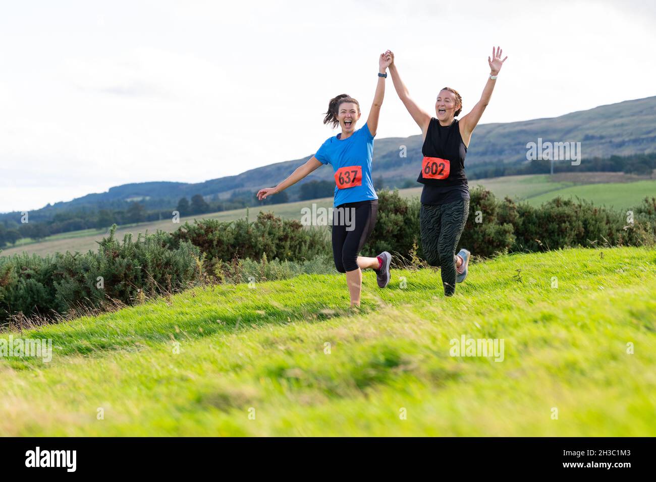 Kippen Trail Race - deux compétiteurs féminins posant pour caméra, Stirling, Écosse, Royaume-Uni Banque D'Images