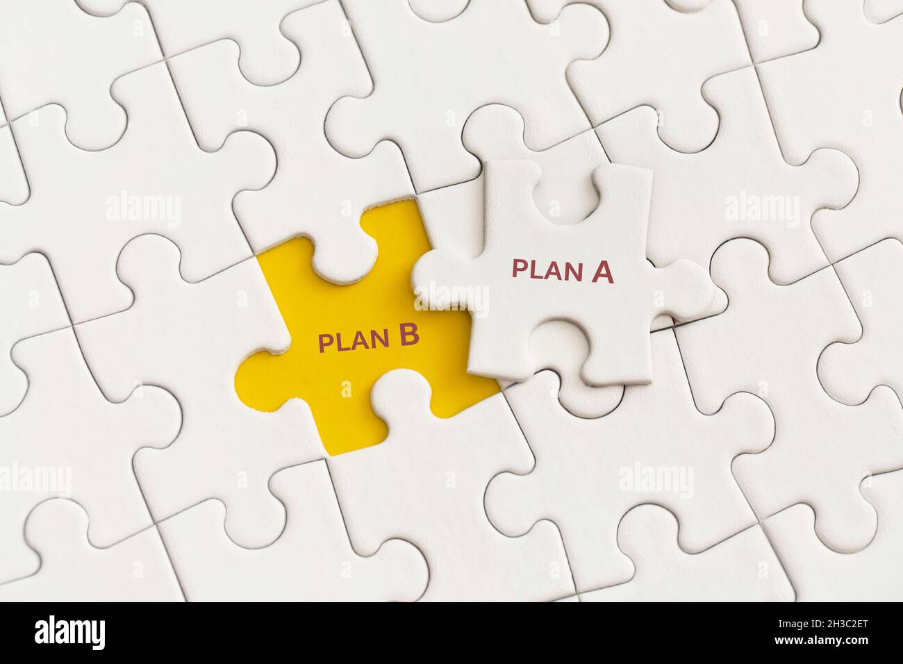 Détails blancs du puzzle avec le texte Plan A et Plan B sur fond jaune. Banque D'Images