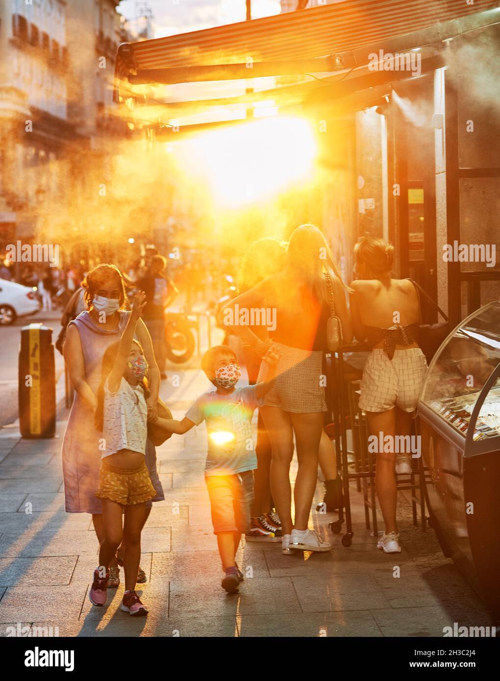 Mère tenant les mains de son fils et de sa fille, portant des masques contre Covid-19. Banque D'Images