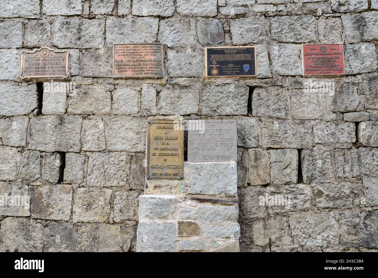 Plaques honorant Hiram Bingham III et d'autres à l'entrée du Machu Picchu.Cuzco, Pérou. Banque D'Images Plaques honorant Hiram Bingham III et d'autres à l'entrée du Machu Picchu.Cuzco, Pérou. Banque D'Images