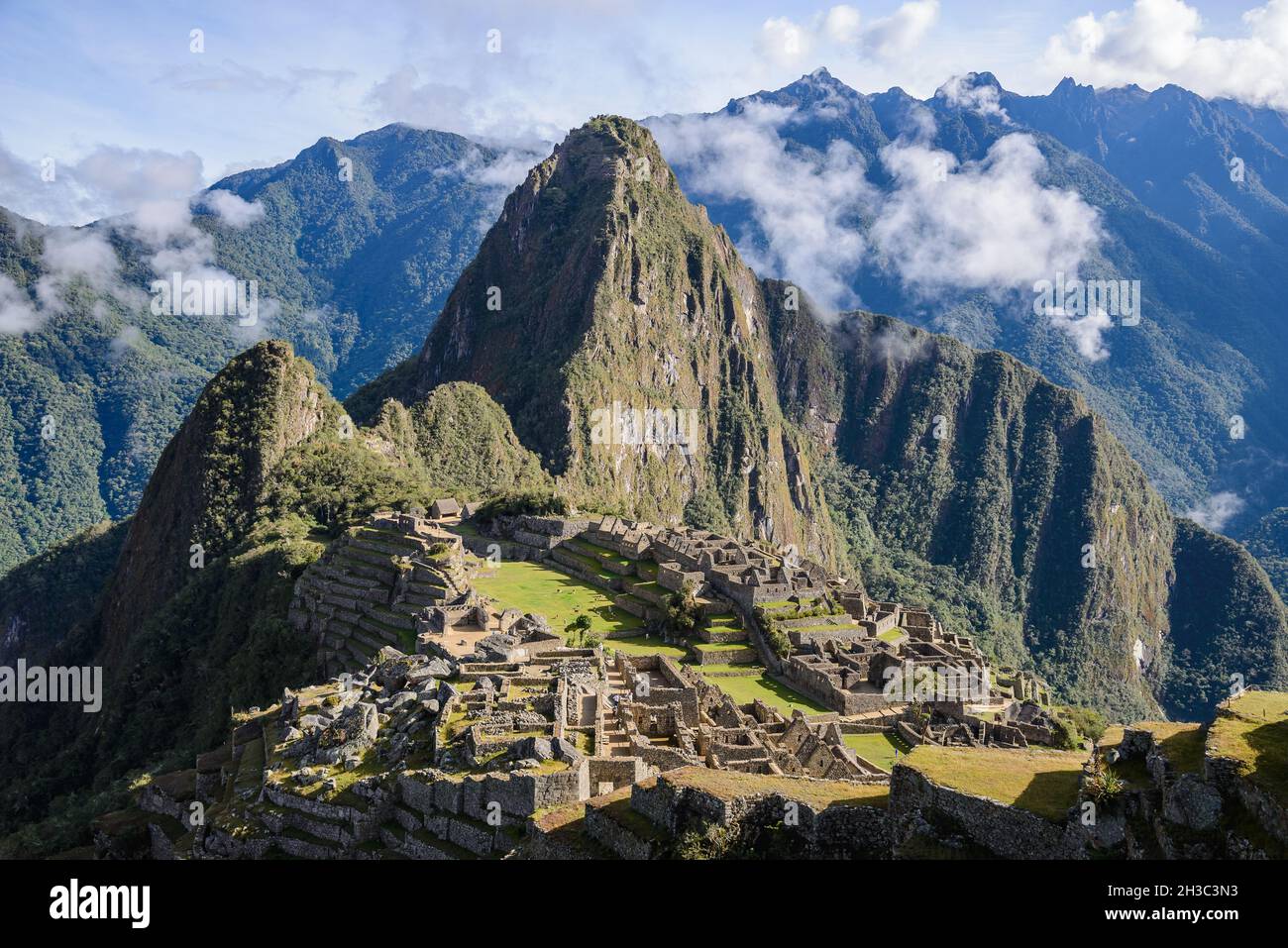 Le sommet de la montagne de Huayna Picchu à Machu Picchu, Cuzco, Pérou. Banque D'Images Le sommet de la montagne de Huayna Picchu à Machu Picchu, Cuzco, Pérou. Banque D'Images