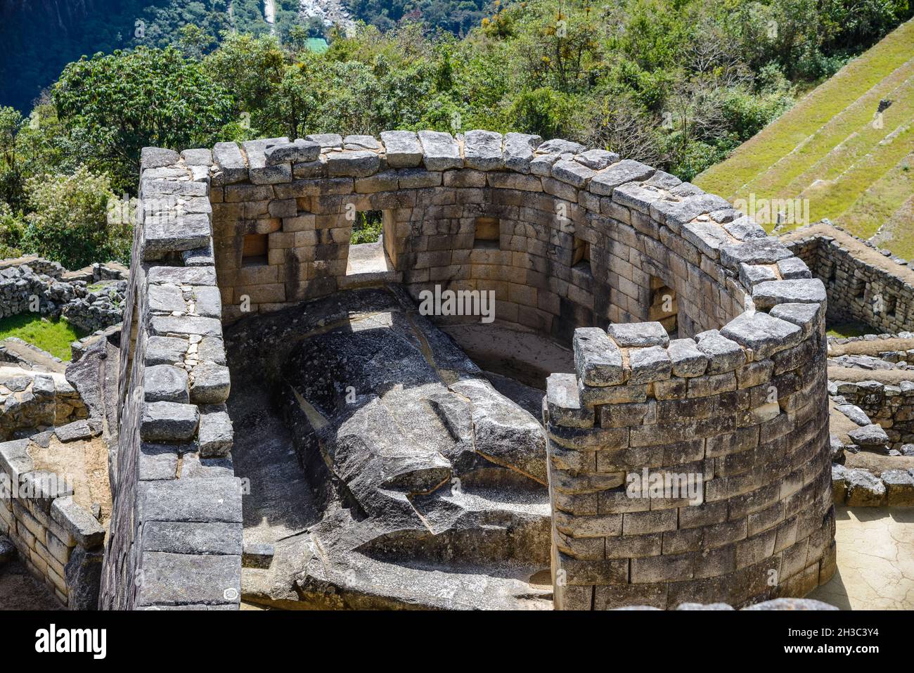 Temple du Soleil, ou Torreon, a été construit en alignement avec le soleil.Machu Picchu, Cuzco, Pérou. Banque D'Images Temple du Soleil, ou Torreon, a été construit en alignement avec le soleil.Machu Picchu, Cuzco, Pérou. Banque D'Images