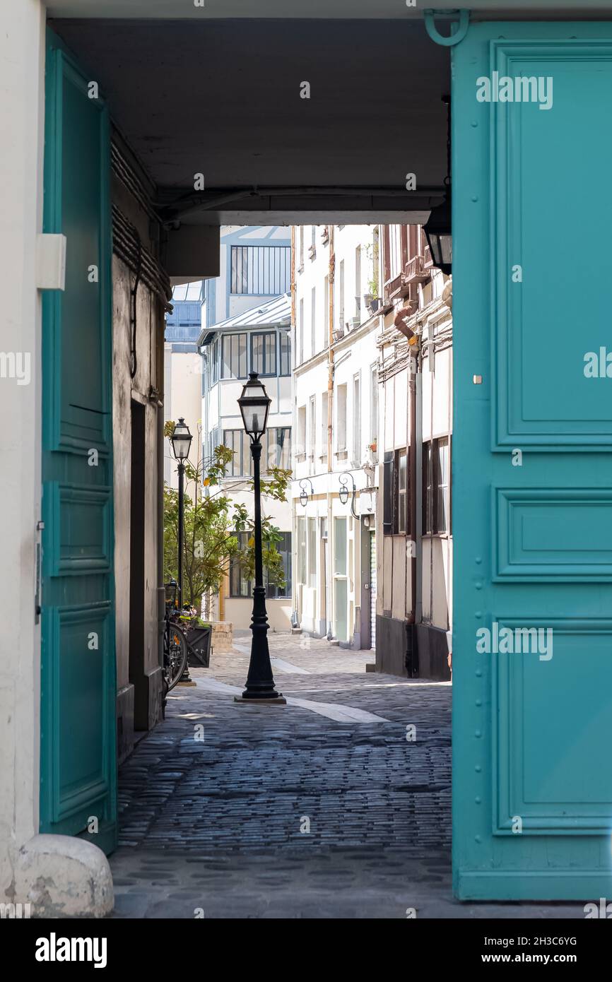 Paris, une porte en bois ouverte, avec une charmante cour Banque D'Images