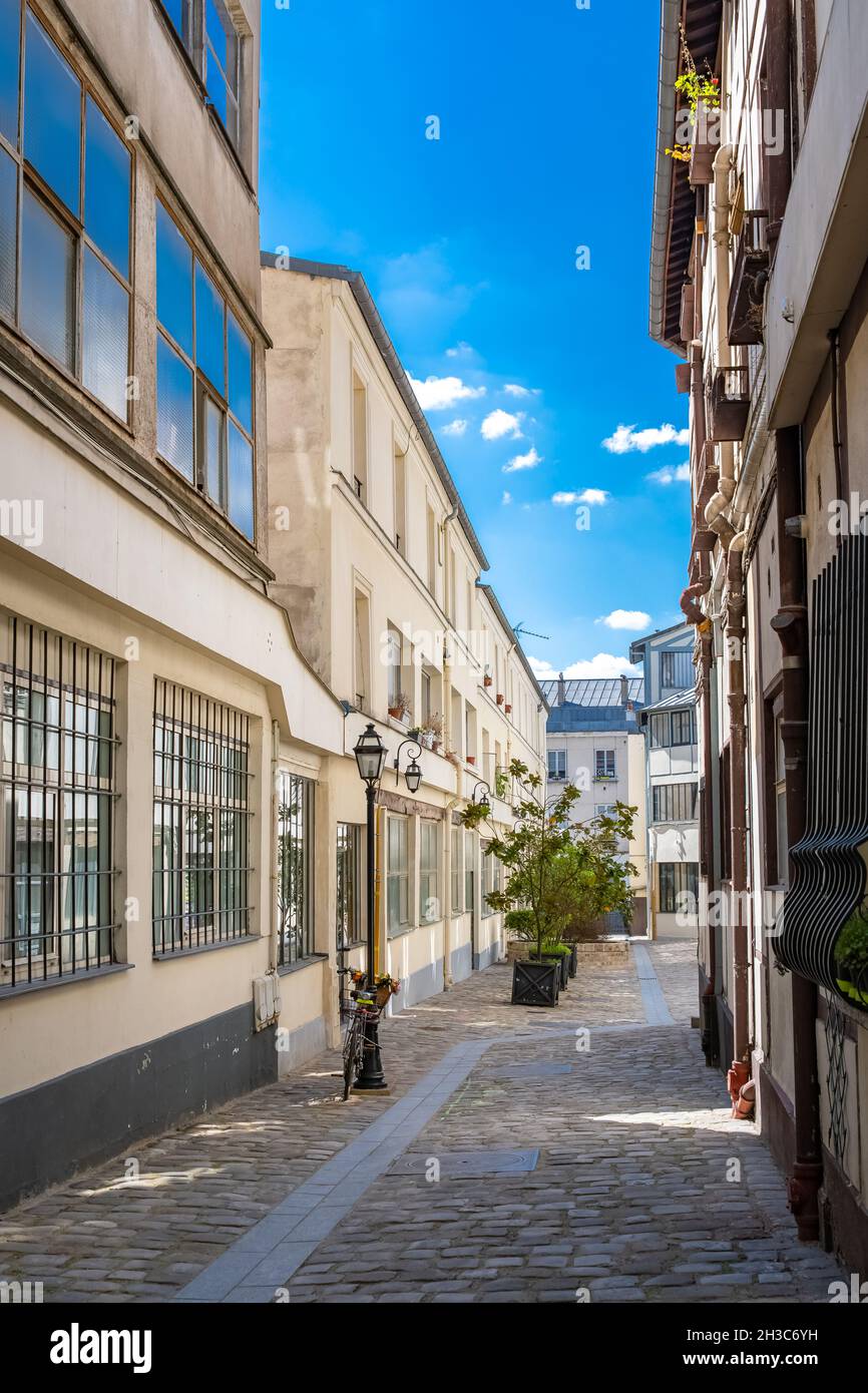 Paris, une porte en bois ouverte, avec une charmante cour Banque D'Images