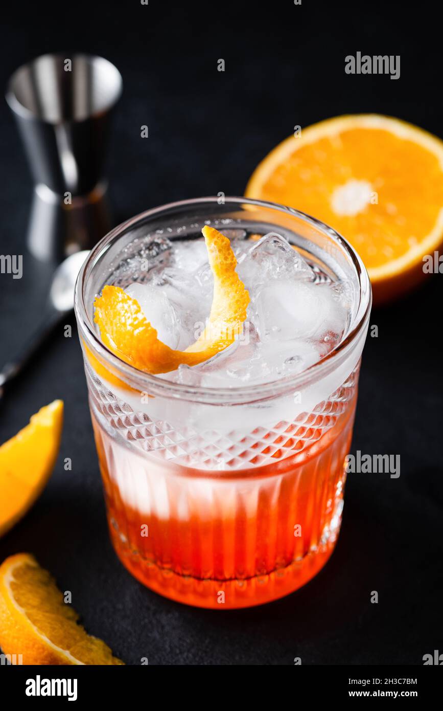Cocktail d'alcool fusion créatif en verre à whisky sur fond noir Banque D'Images