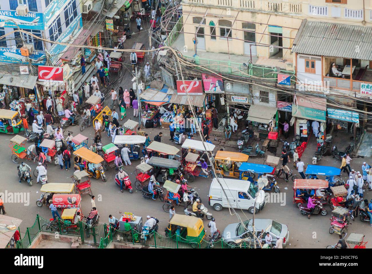 DELHI, INDE - 22 OCTOBRE 2016 : vue aérienne d'une intersection très fréquentée dans la vieille ville de Delhi. Banque D'Images