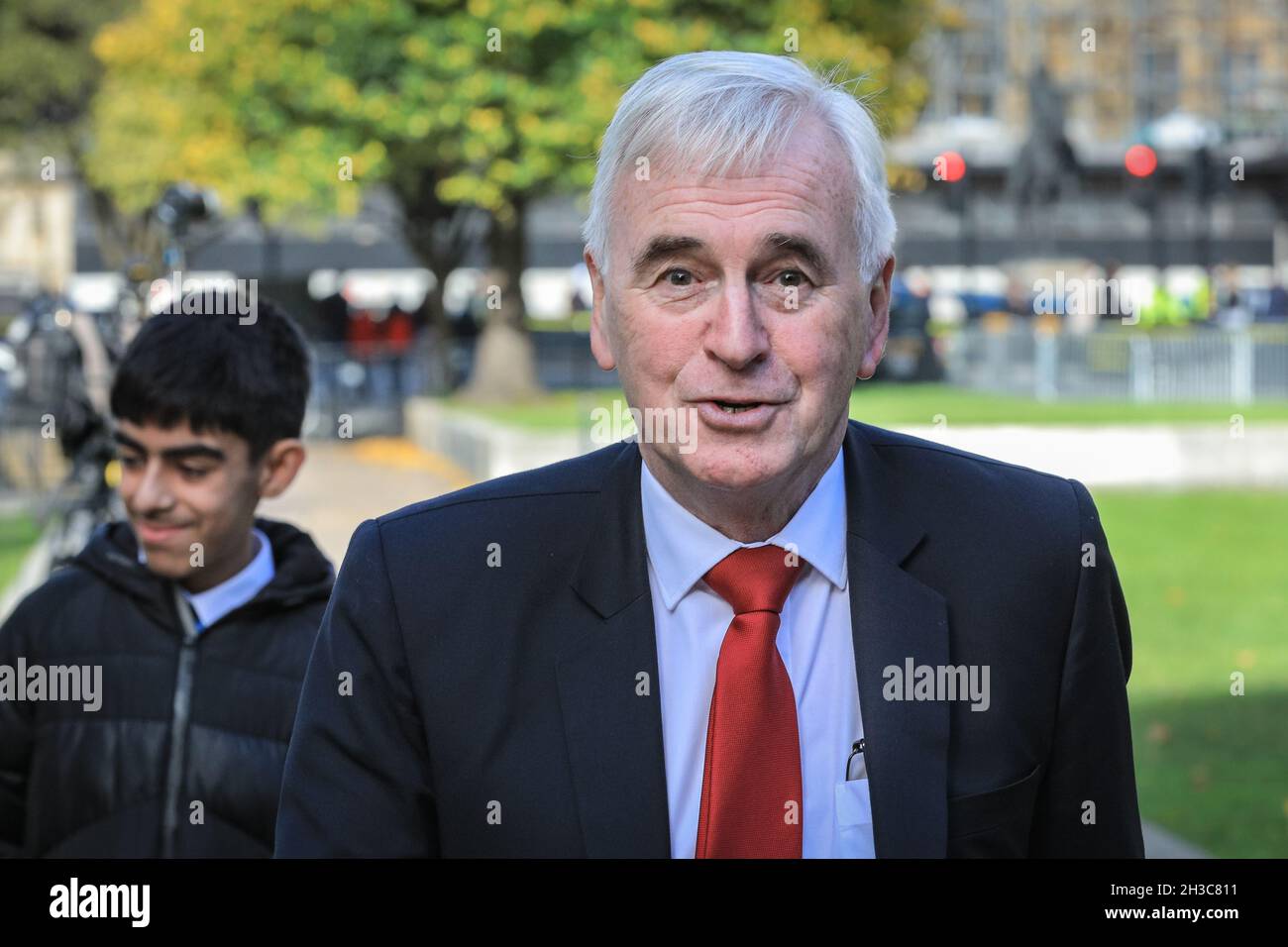 Westminster, Londres, Royaume-Uni.27 octobre 2021.L’ancien Shadow Chancellor John McDonnell, député du Parti travailliste, arrive à l’entrevue au College Green de Westminster.Credit: Imagetraceur/Alamy Live News Banque D'Images