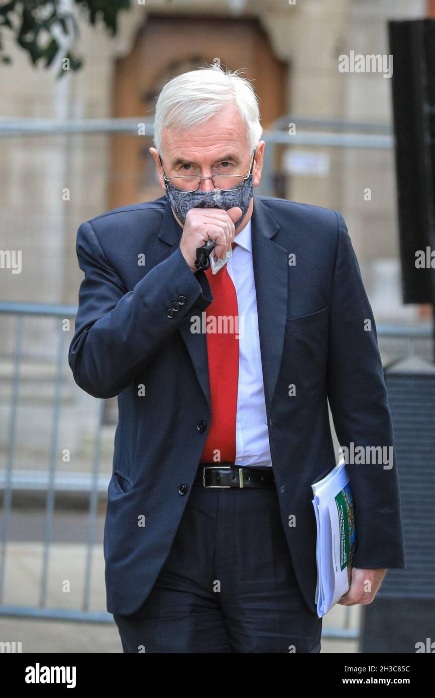 Westminster, Londres, Royaume-Uni.27 octobre 2021.L’ancien Shadow Chancellor John McDonnell, député du Parti travailliste, arrive à l’entrevue au College Green de Westminster.Credit: Imagetraceur/Alamy Live News Banque D'Images