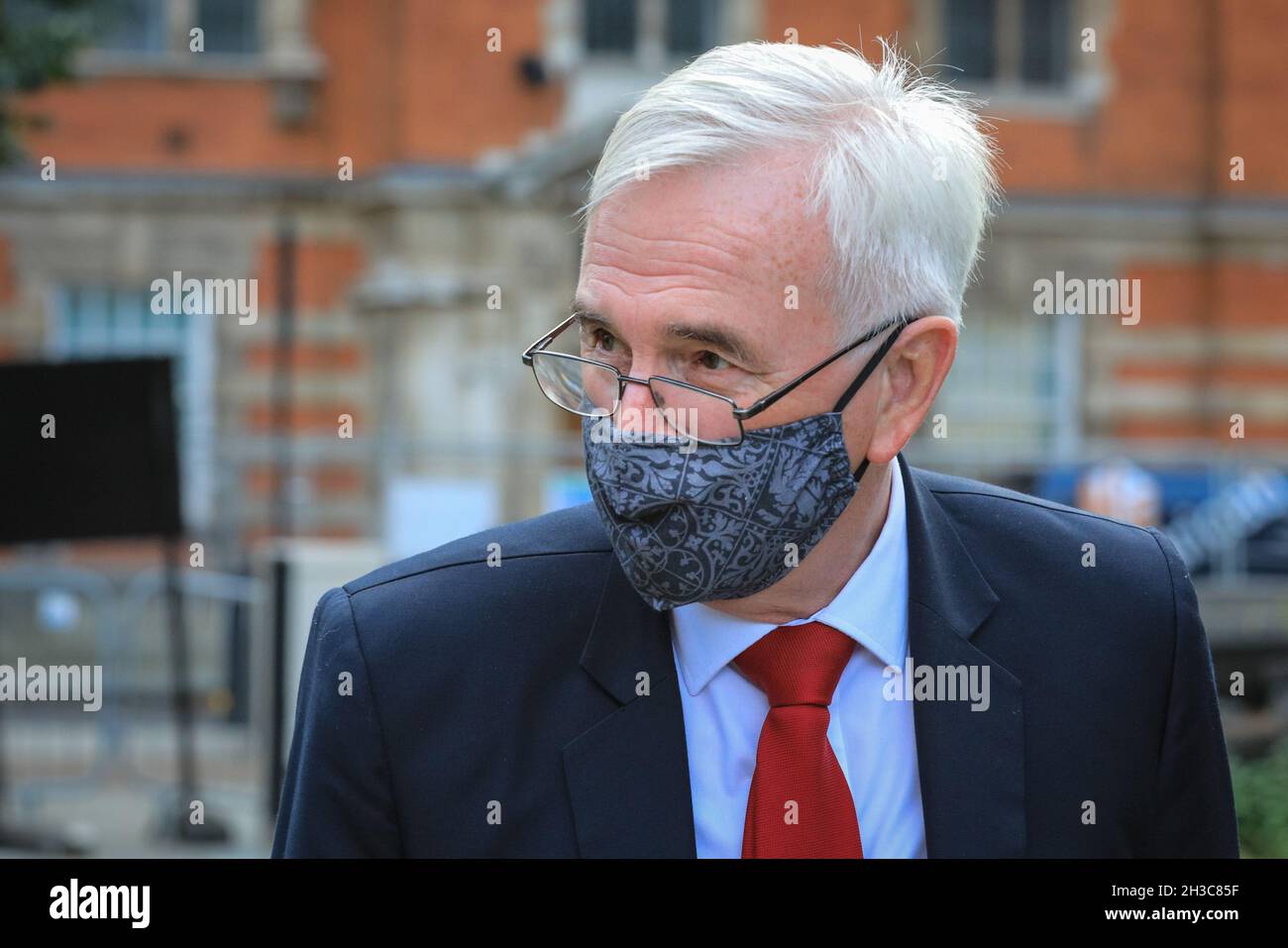 Westminster, Londres, Royaume-Uni.27 octobre 2021.L’ancien Shadow Chancellor John McDonnell, député du Parti travailliste, arrive à l’entrevue au College Green de Westminster.Credit: Imagetraceur/Alamy Live News Banque D'Images
