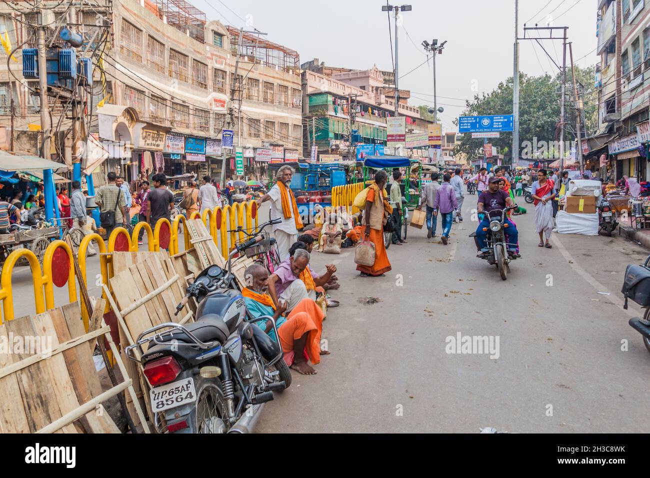 VARANASI, INDE - 25 OCTOBRE 2016 circulation dans la rue à Varanasi Inde Banque D'Images