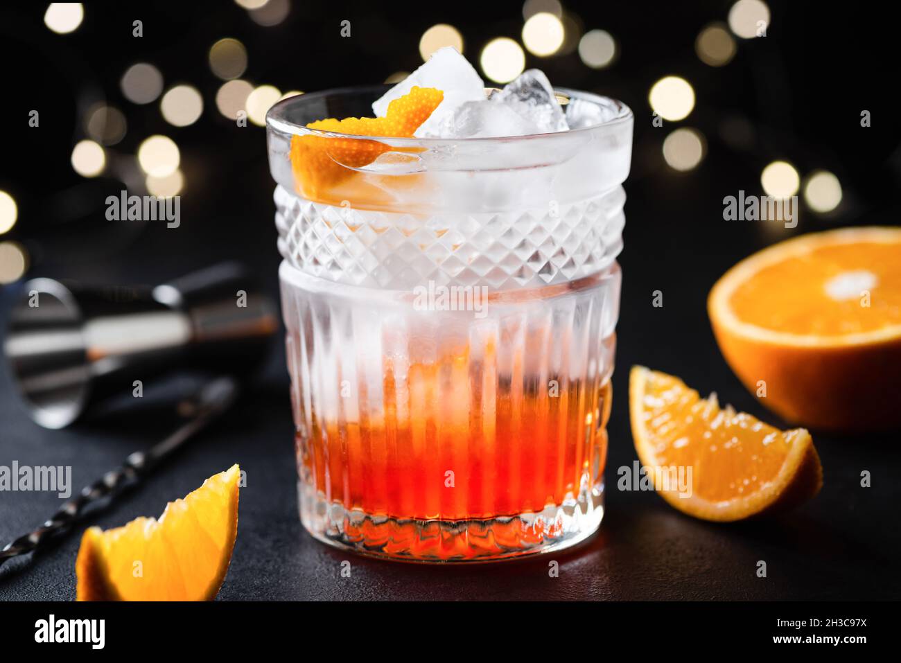 Cocktail d'alcool fusion créatif en verre à whisky sur fond noir Banque D'Images