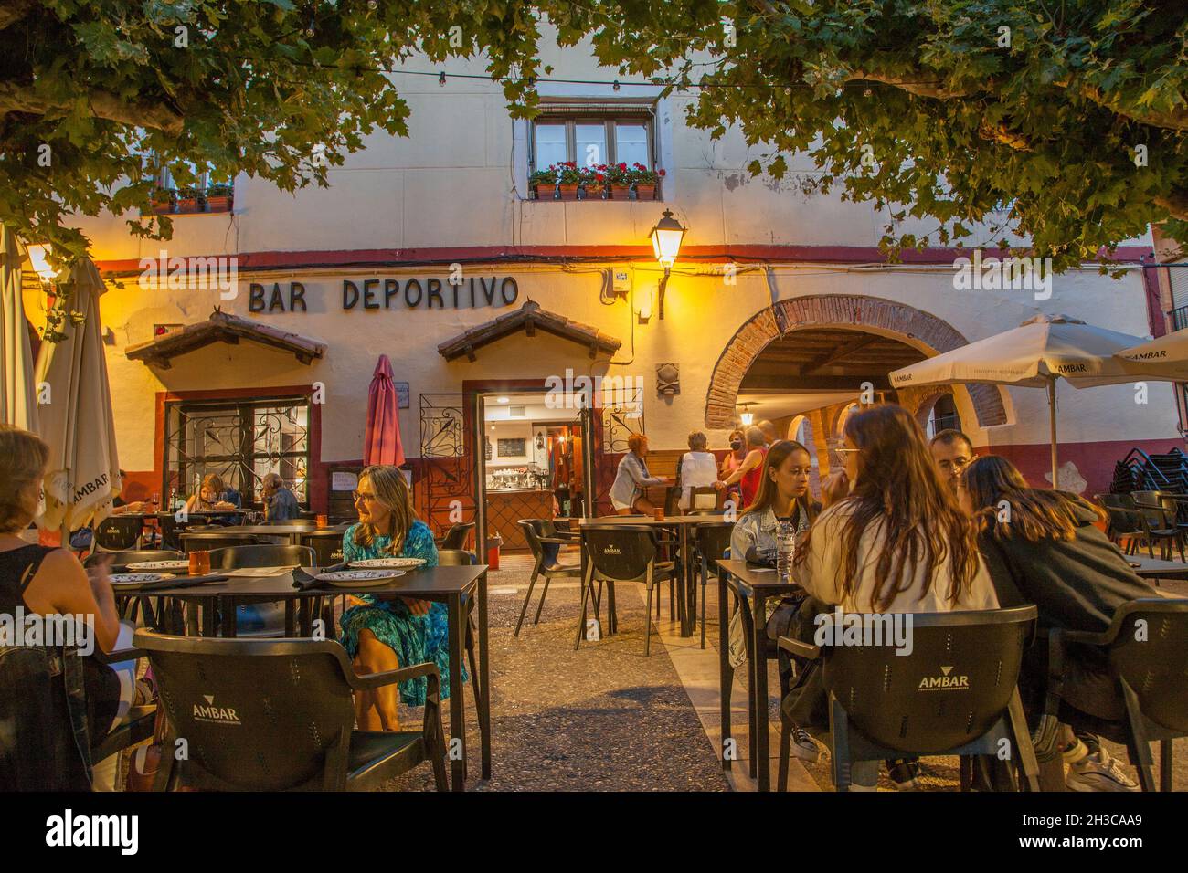 Soirée nocturne illuminée en scène la ville nord-espagnole de Navarrete dans la région de la Rioja en Espagne sur la route Camino de Santiago Pilgrim Banque D'Images