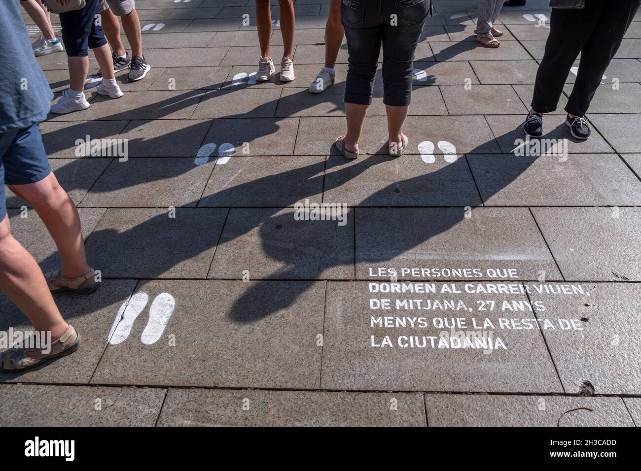 Barcelone, Espagne.27 octobre 2021.Les empreintes sont visibles sur le sol de la Plaza de la Catedral.Organized par différentes entités publiques et privées, un mémorial à la mémoire des sans-abri qui sont morts en 2021 et ceux qui vivent dans la rue a été tenu sur la Plaza de la Catedral de Barcelone,Représenté par 68 paires de chaussures et 1064 empreintes de pieds intitulées Petjadas contre l, oblit (empreintes de pieds contre oblivion).(Photo par Paco Freire/SOPA Images/Sipa USA) crédit: SIPA USA/Alay Live News Banque D'Images
