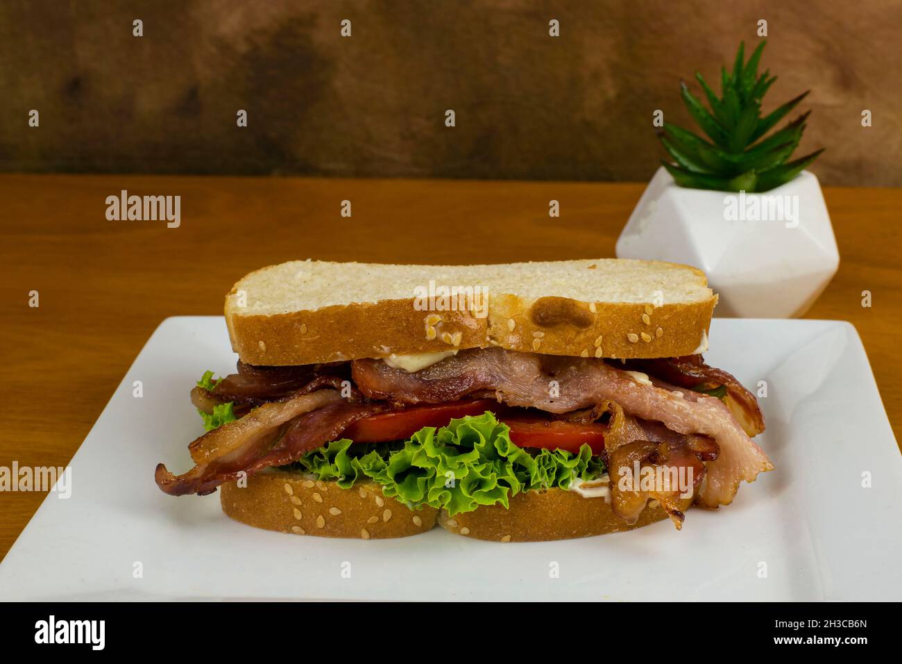le bacon, le léluce et la tomate sont servis sur du pain italien, Banque D'Images