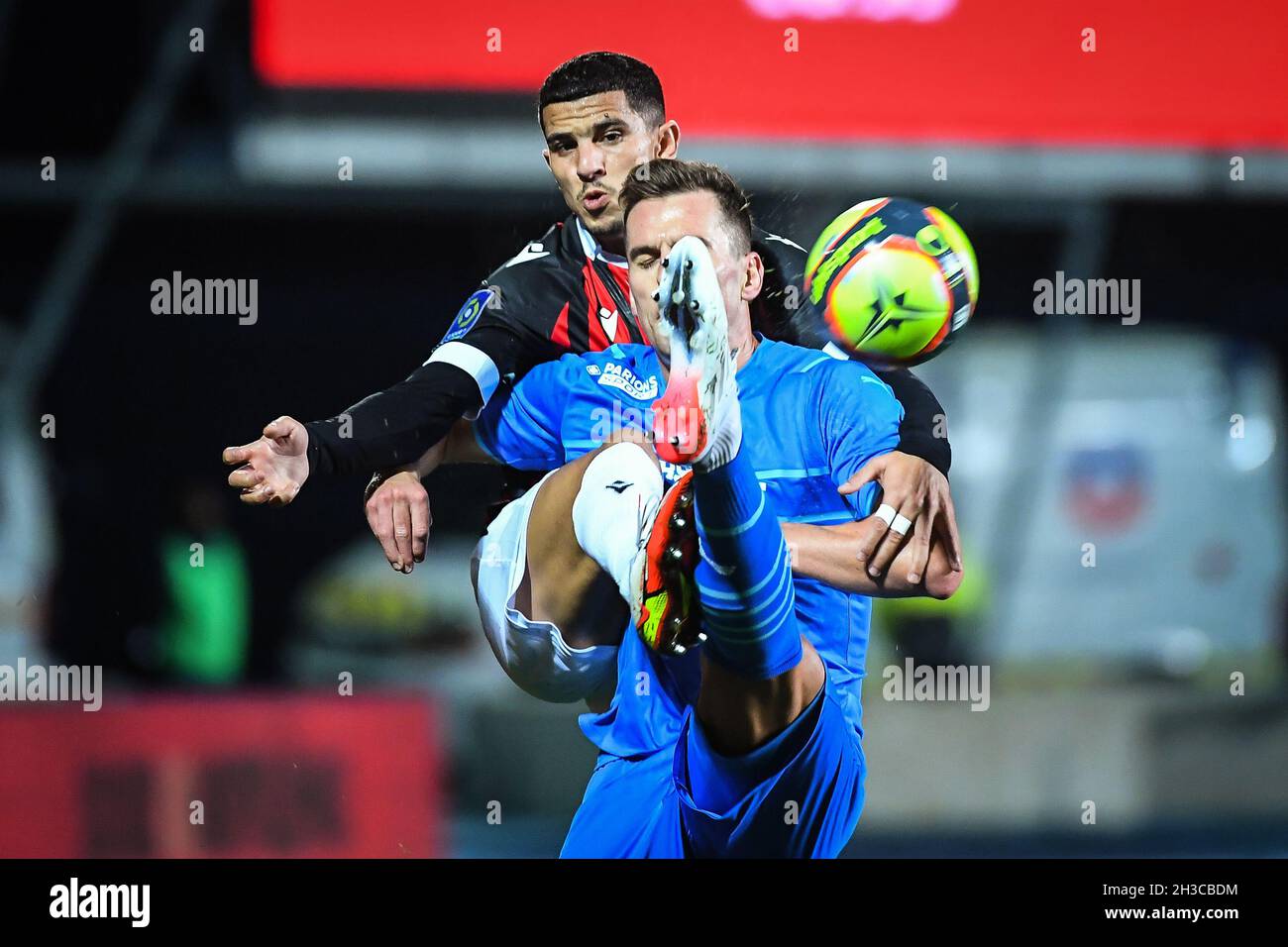 Youcef ATAL de Nice et Arkadiusz MILIK de Marseille pendant le championnat français Ligue 1 match de football entre OGC Nice et Olympique de Marseille le 27 octobre 2021 au Stade de l'Aube à Troyes, France - photo: Matthieu Mirville/DPPI/LiveMedia Banque D'Images